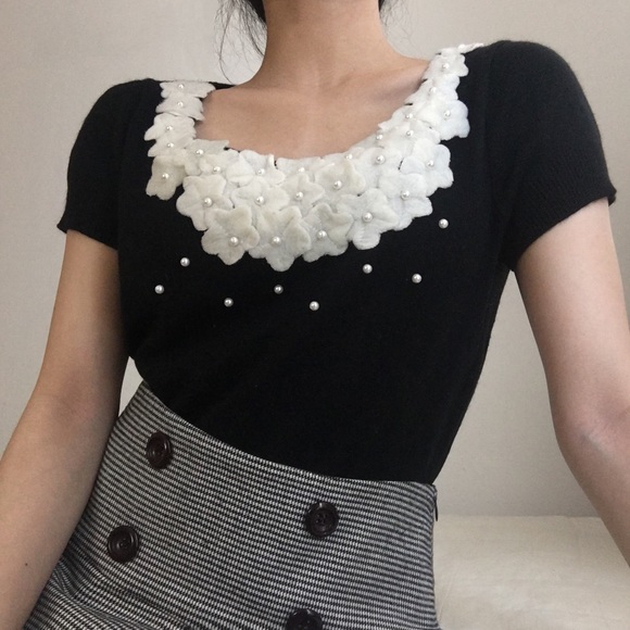 SOLD! 2/$20 Vintage Knit Short sleeves sweater - Picture 2 of 7